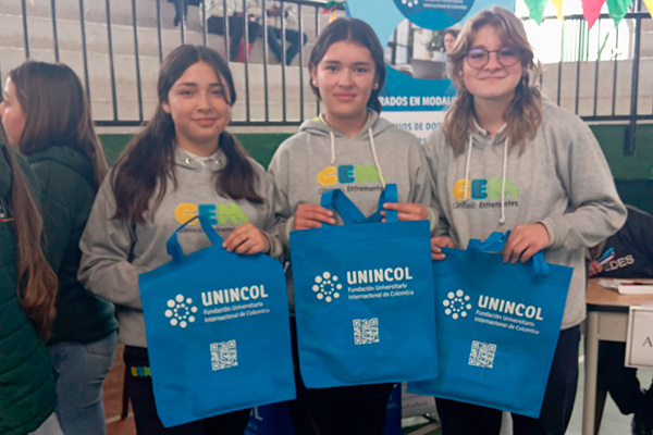 UNINCOL participa en la Feria de Servicios Juveniles y Universitaria